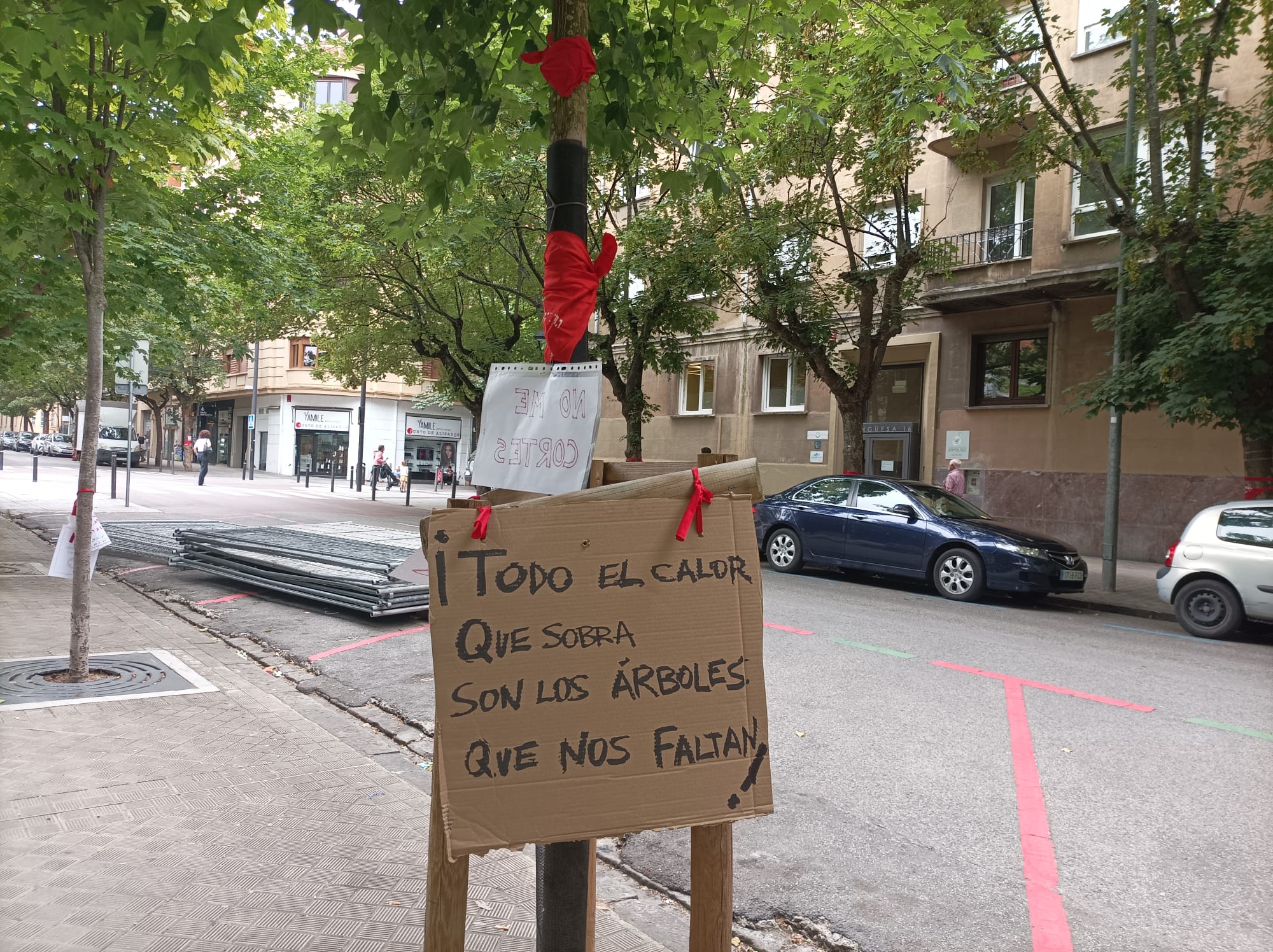 Uno de los carteles en la calle Sangüesa para manifestar la opinión en contra del proyecto de parking en esta misma calle.