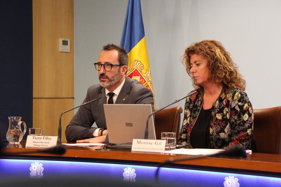El ministre d'Afers Socials, Habitatge i Joventut, Víctor Filloy, amb la cap d'àrea dels Serveis Sociosanitaris, Montse Gil, durant la roda de premsa de balanç de les xifres obtingudes pel SAD el 2019.