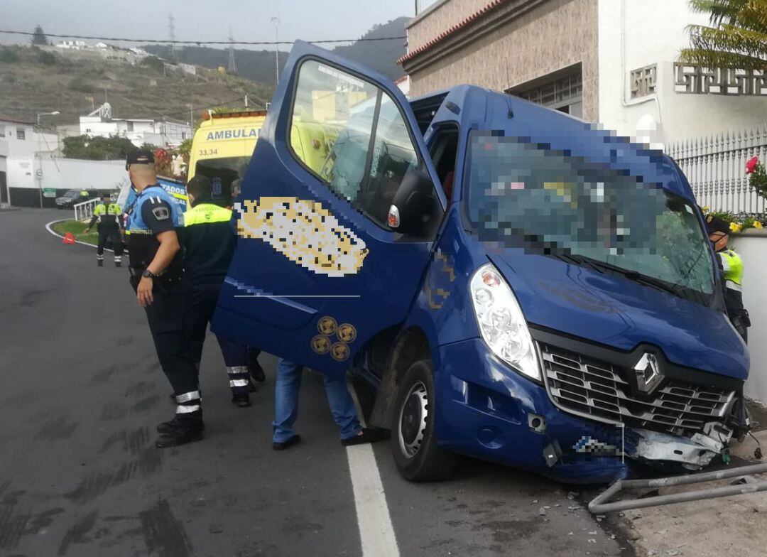 Microbus que se salió de la vía