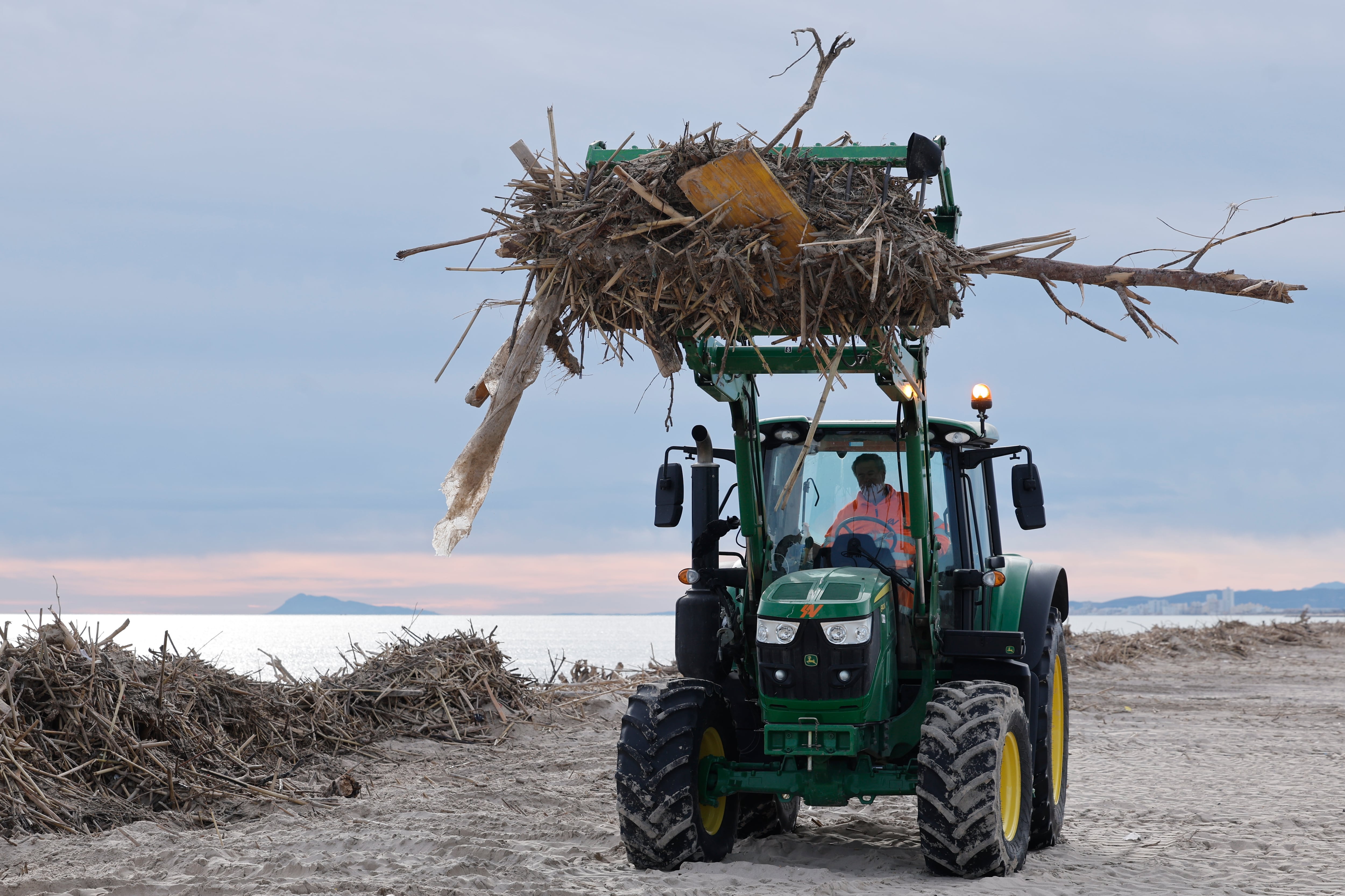 EL SALER (VALENCIA), 11/01/2025.- Trabajos de limpieza de la playa de la pedanía de Valencia de El Saler tras la dana este sábado. EFE/ Kai Försterling