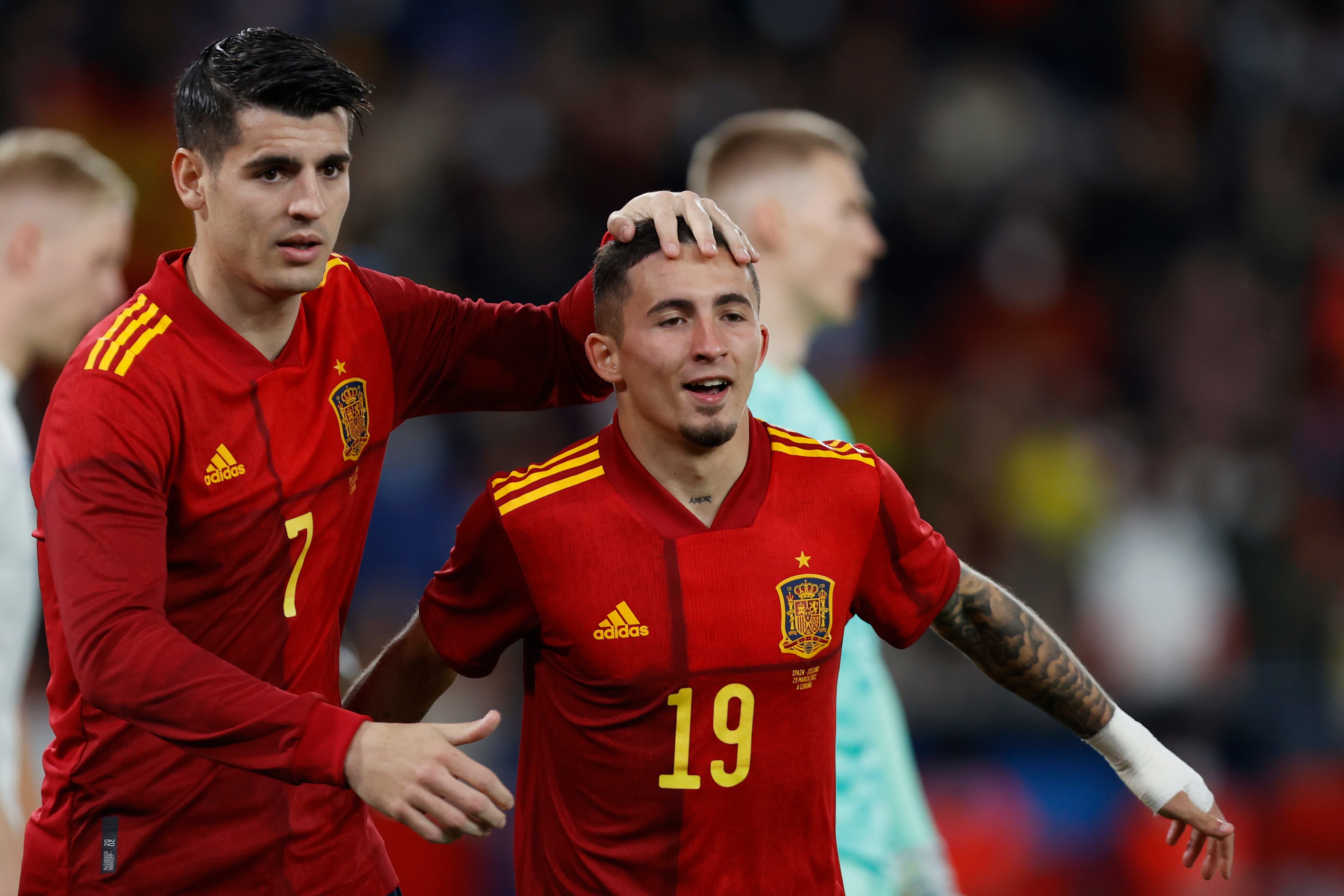 A CORUÑA, 29/03/2022.- Los jugadores de la selección española, Álvaro Morata (i) y Yeremi Pino, celebran el tercer gol del combinado español durante el encuentro amistoso que disputan hoy martes frente a Islandia en el estadio de Riazor, en La Coruña. EFE / CABALAR.
