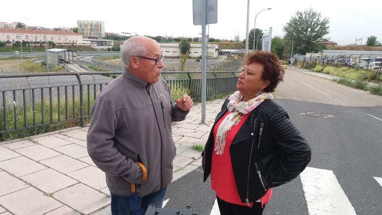 Los candidatos de Unidos Podemos, Carlos Martín y Milagros Hernández, a las puertas de NISSAN 