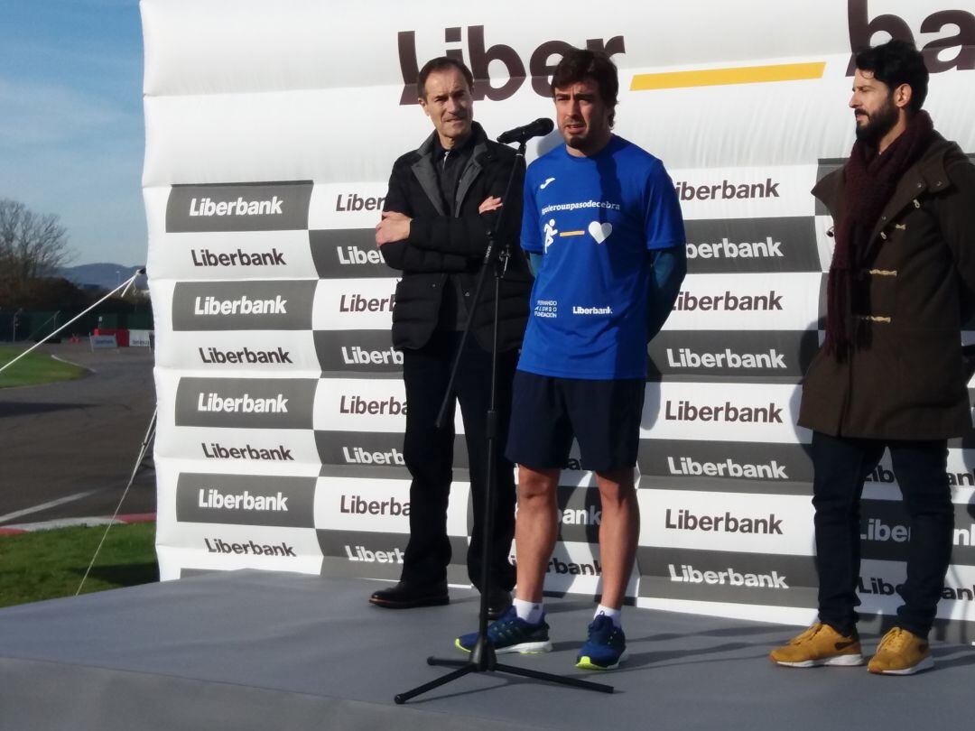 Fernando Alonso se dirige a los participantes en la carrera momentos antes de su inicio