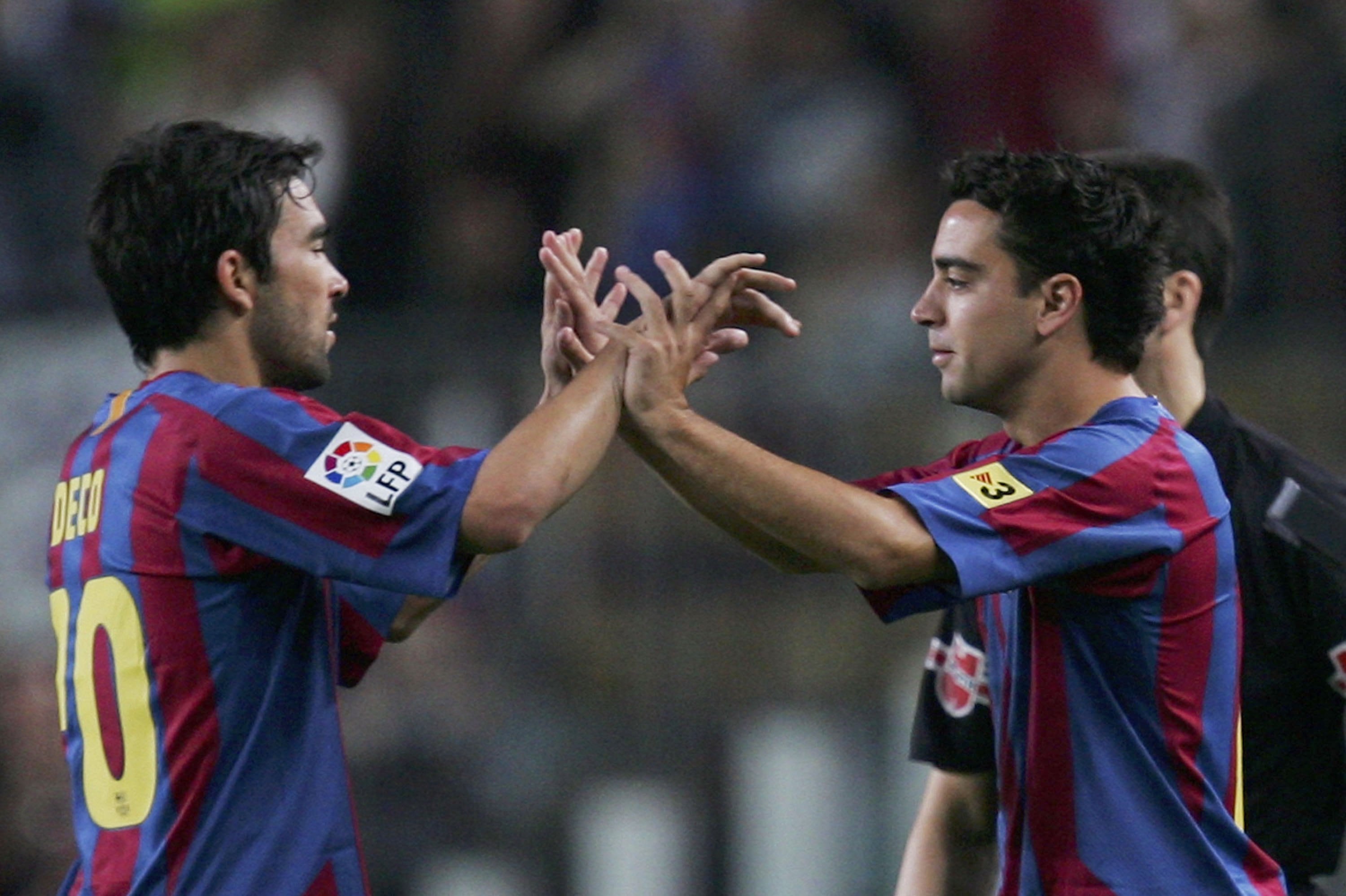 Xavi Hernández y Deco, durante un partido con el Barcelona en 2006