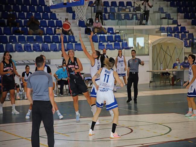 Un momento del partido del Magec Tías "contra la Violencia de Género" ante el Maristas Coruña.