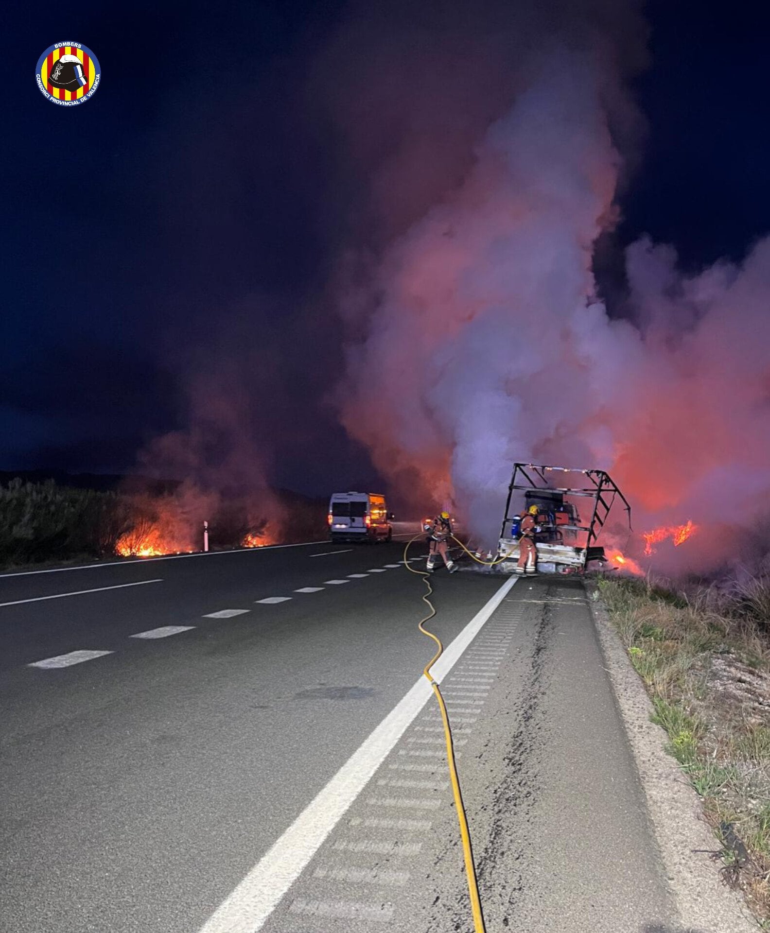 Bomberos de Xàtiva y bomberos voluntarios de Vallada han actuado esta madrugada en un incendio de camión en la A-35 en Moixent