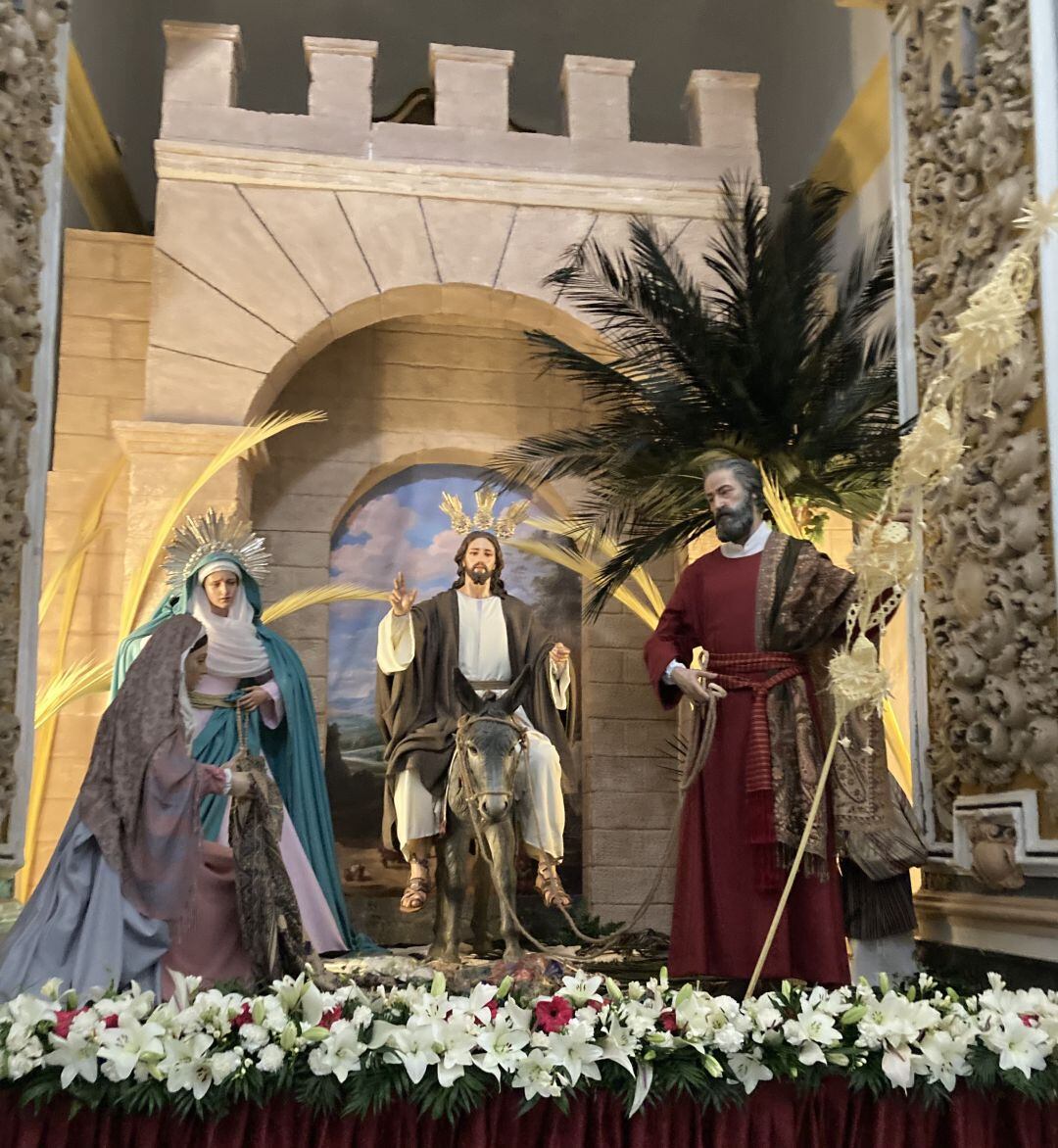 Montaje efímero realizado por la Hermandad de Nuestro Padre Jesús en su Triunfal entrada en Jerusalén y Nuestra Sra. del Rosario que se muestra  en la Iglesia de la Encarnación de Motril 