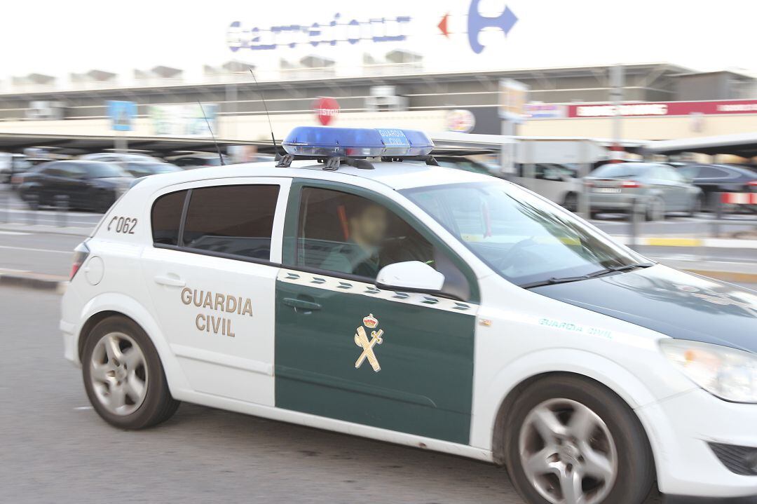 La Guardia Civil ha detenido a un hombre y una mujer como supuestos autores de tres delitos de robo con violencia e intimidación y un
 delito de hurto con el método del abrazo cariño