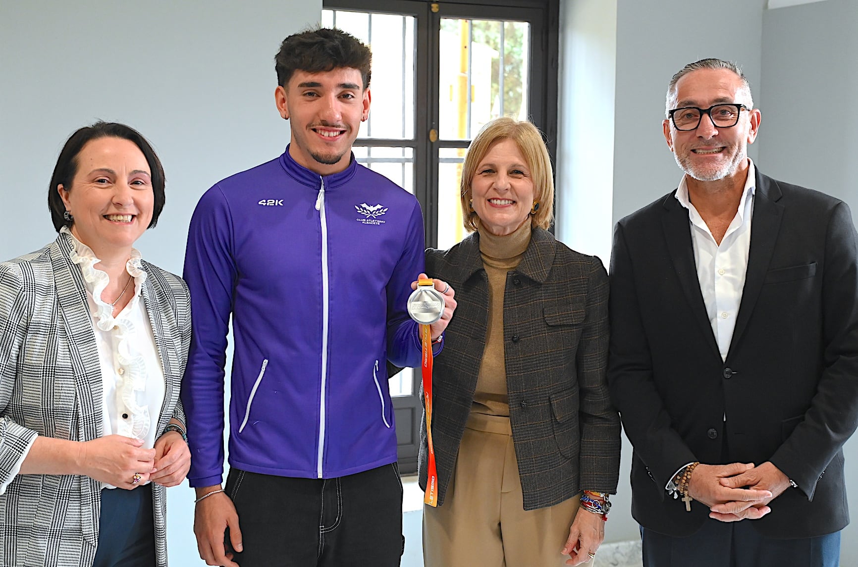 La alcaldesa durante la recepción en el Ayuntamiento del pertiguista jerezano Manu Sánchez