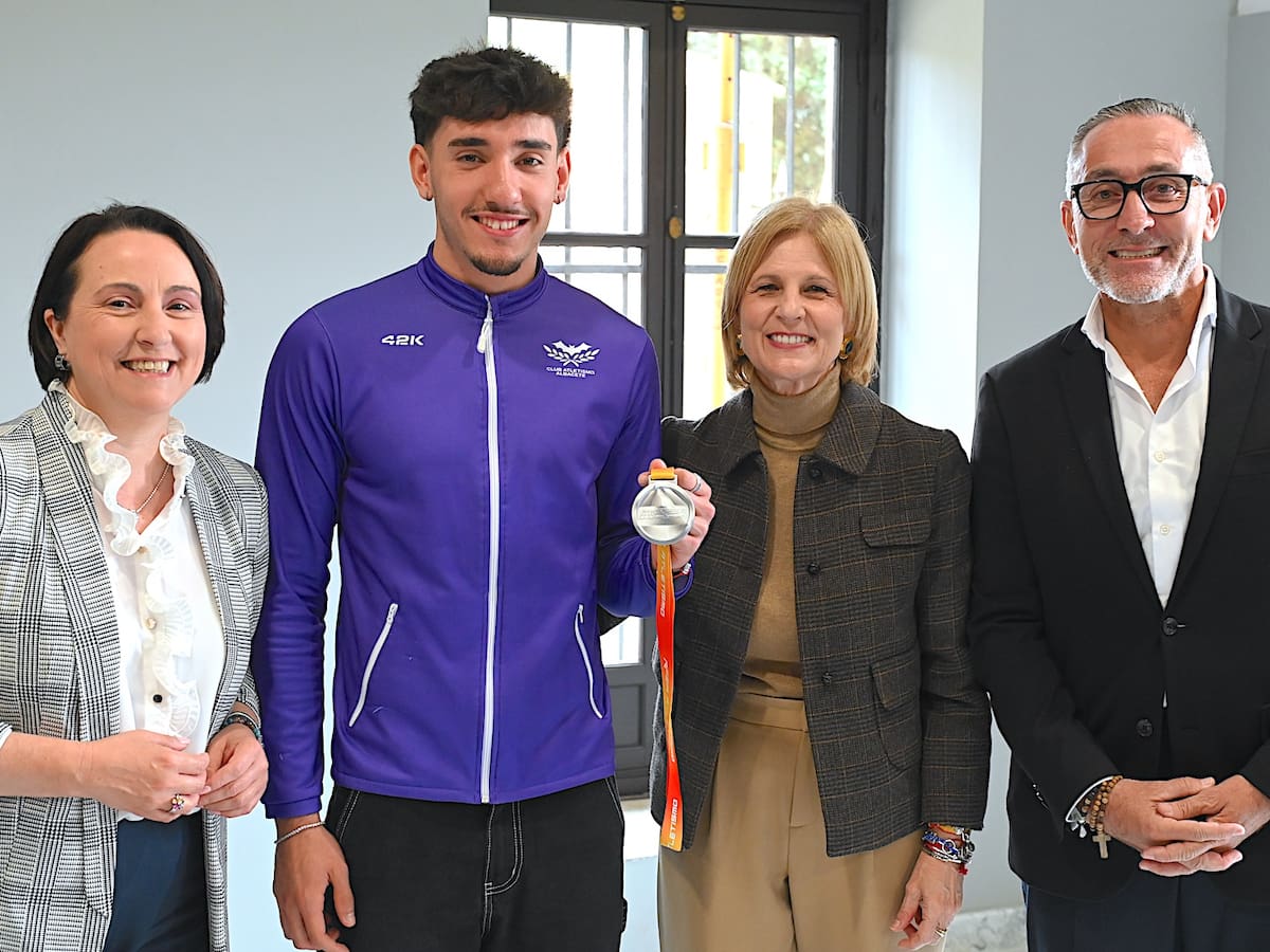 La alcaldesa felicita al joven pertiguista jerezano Manu Sánchez por su trayectoria deportiva
