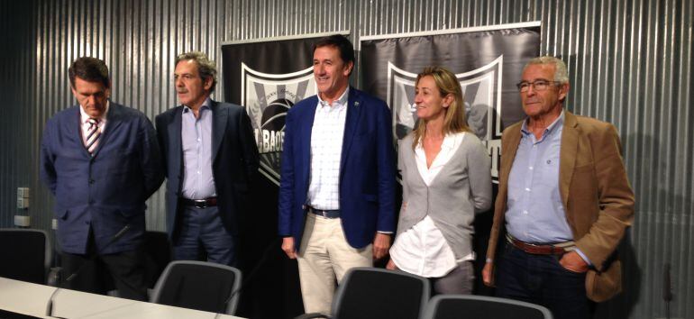 Directivos de Bilbao Basket comparecen en la sala de prensa del estadio para anunciar la consecución de una línea de crédito