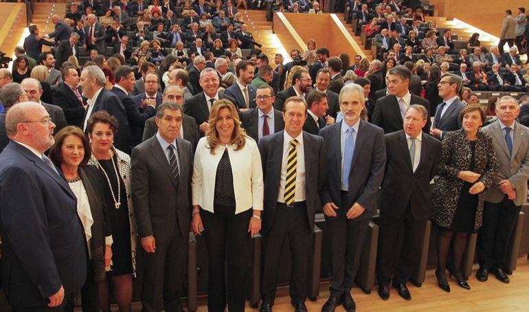 Foto de familia en la entrega de los premios del diario Ideal este lunes en el Parque de las Ciencias de Granada bajo la presidencia de Susana Díaz