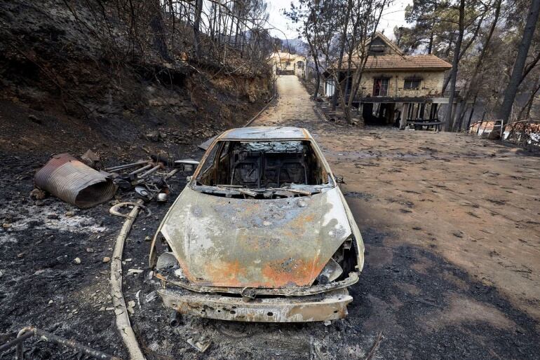 Vista de los daños causados en la urbanización Las Cumbres, que se vio rodeada por el incendio forestal de Llutxent