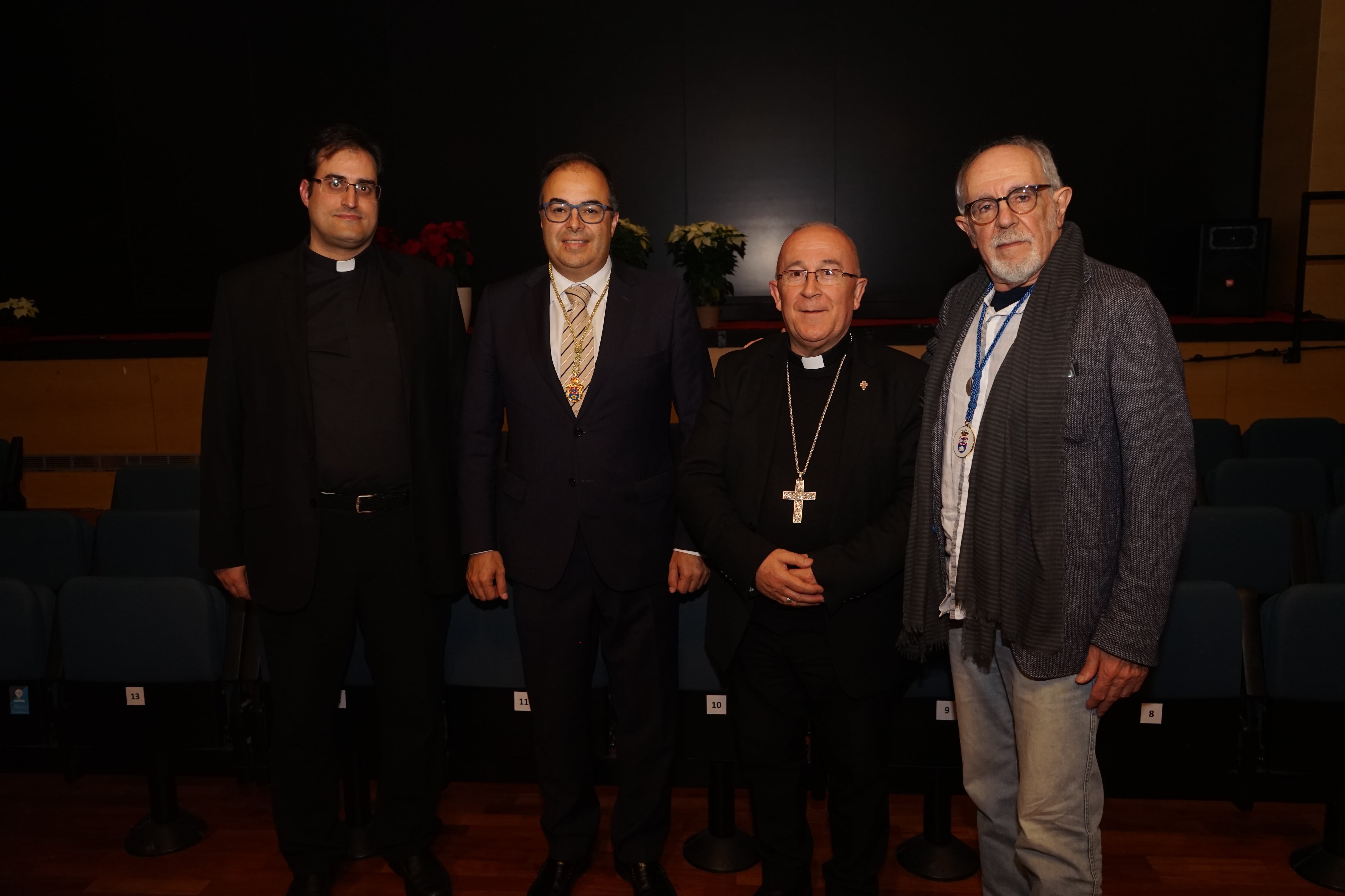 El arcipreste de Leganés, Domingo Linares; el alcalde, Santiago Llorente; el obispo auxiliar de la Diócesis de Getafe, José María Avendaño; y el fundador de la CEMU, Tío Alberto, tras el acto de entrega de las medallas de la ciudad