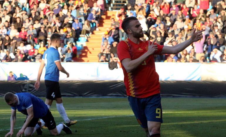 Borja Mayoral celebra uno de sus goles a Estonia