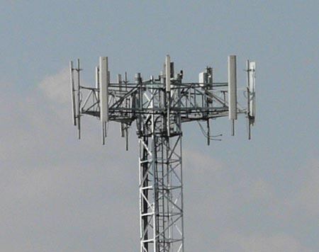 Torreta amb antenes de telefonia mòbil