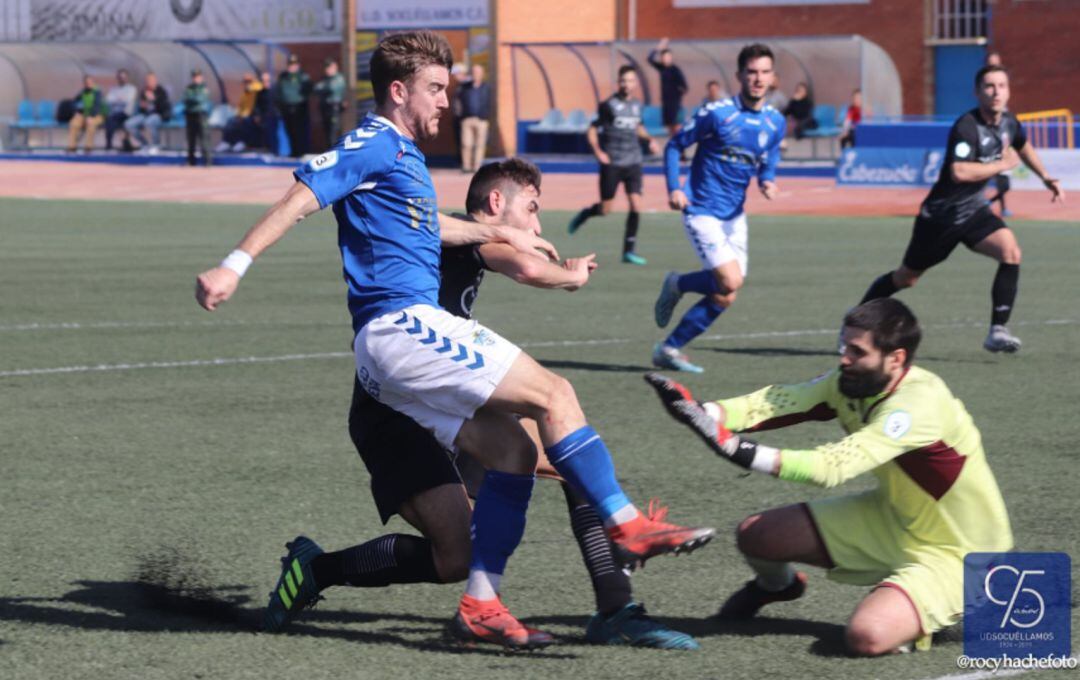 Chupi peleando un balón dividido