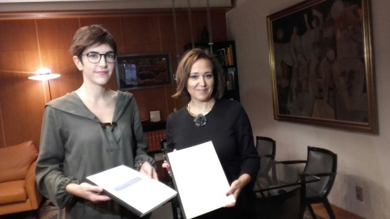 La presidenta de las Cortes, Violeta Barba, y la consejera de Educación, Mayte Pérez