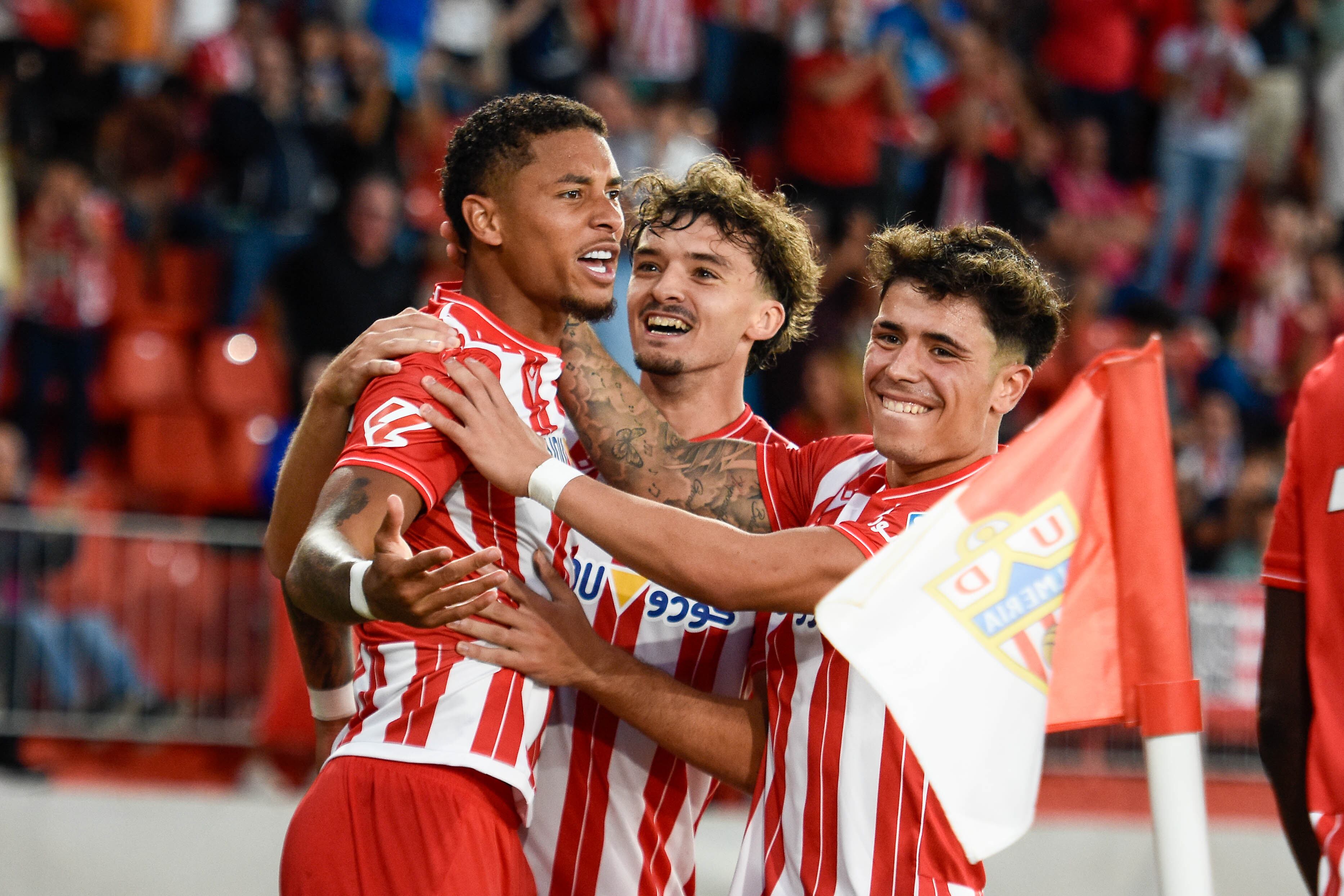 Chirino aprende a celebrar goles con el Almería.