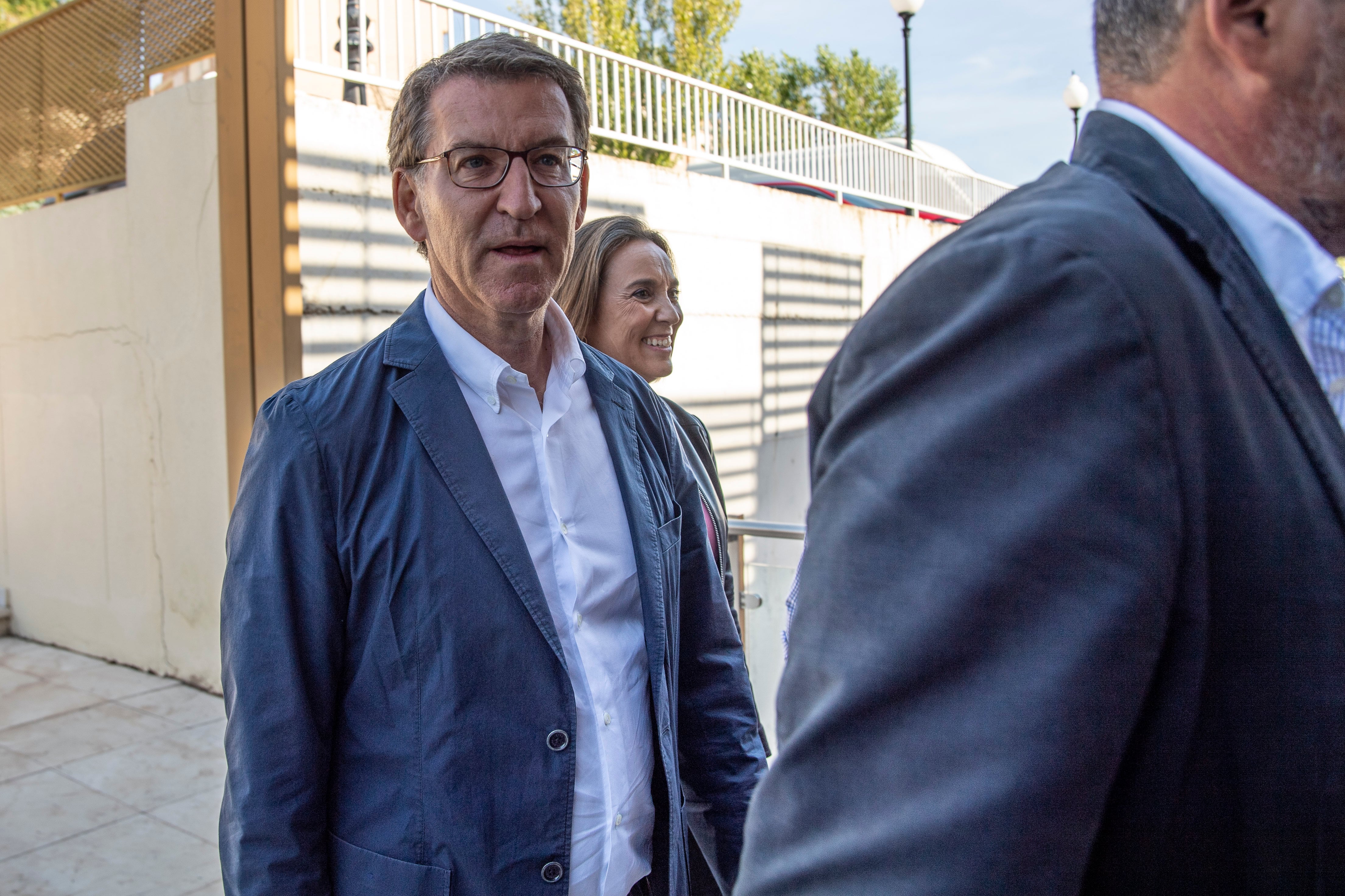 El presidente del Partido Popular, Alberto Núñez Feijóo, a su llegada a la primera jornada de la 25 reunión Interparlamentaria del PP que pretende sentar las bases del programa del partido