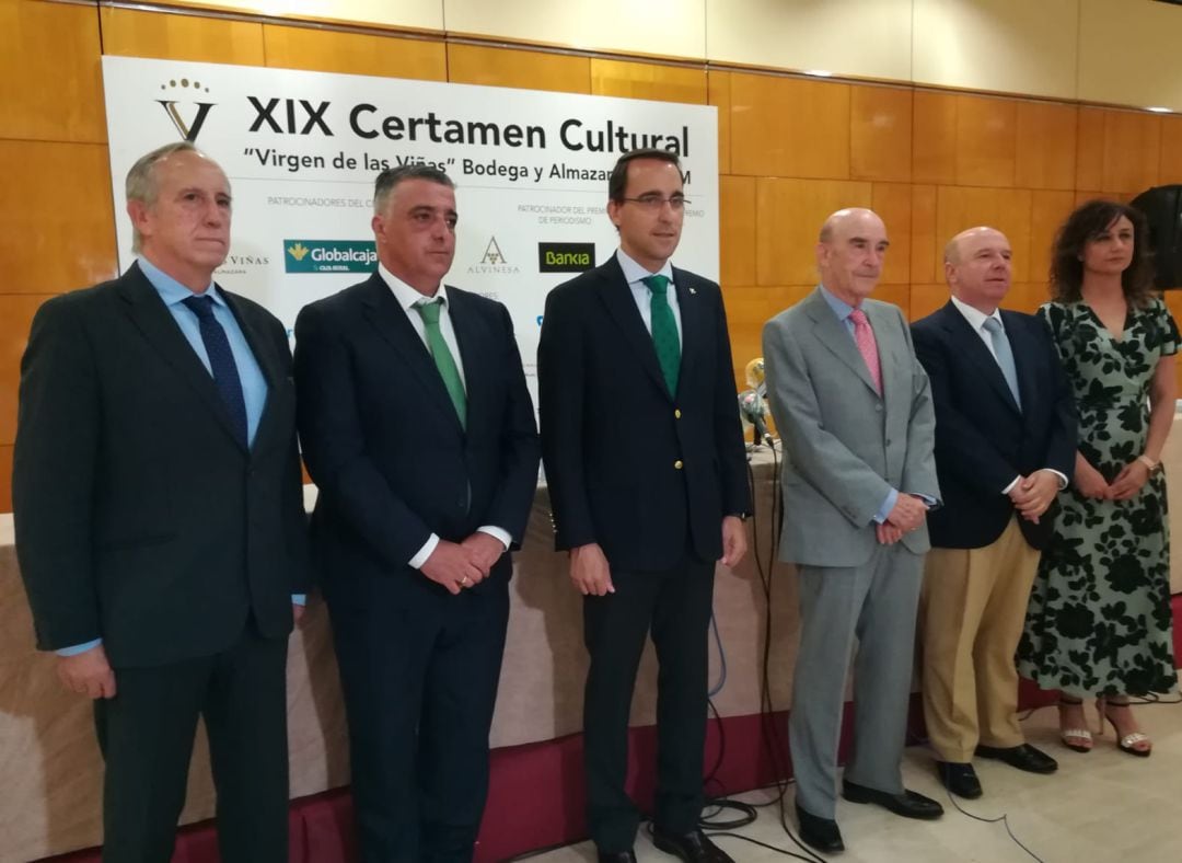 Rafael Torres, presidente de la cooperativa &quot;Virgen de las Viñas&quot; de Tomelloso, junto a representantes de las entidades patrocinadoras