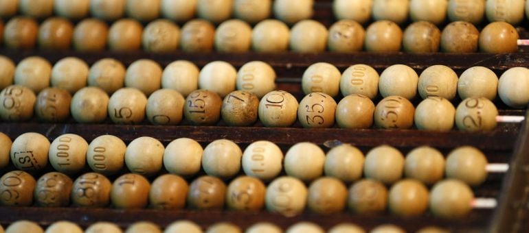 Detalle de las tablas con las bolas insertadas en los alambres, durante uno de los ensayos