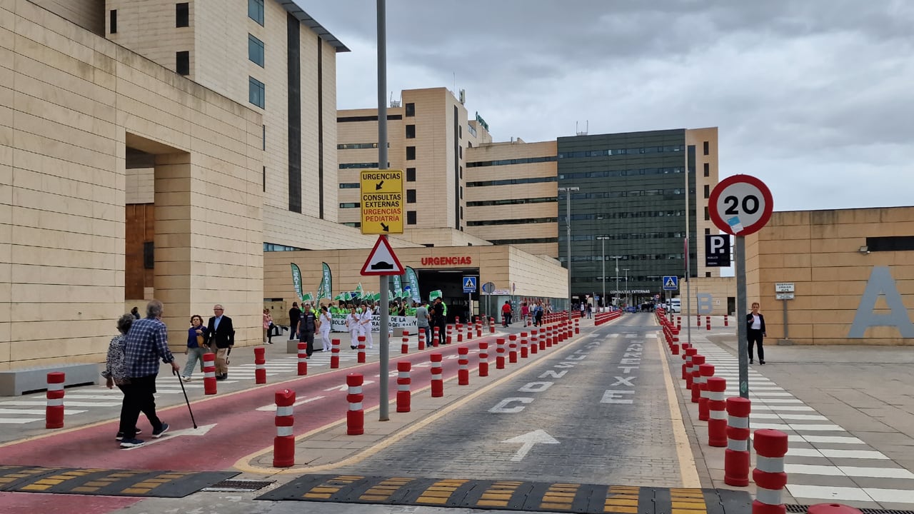 Foto de archivo del hospital San Cecilio de Granada con una protesta laboral a las puertas de su servicio de Urgencias