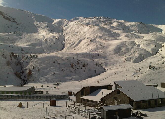 Aramón Cerler estos días pasados ya ha recibido nieve