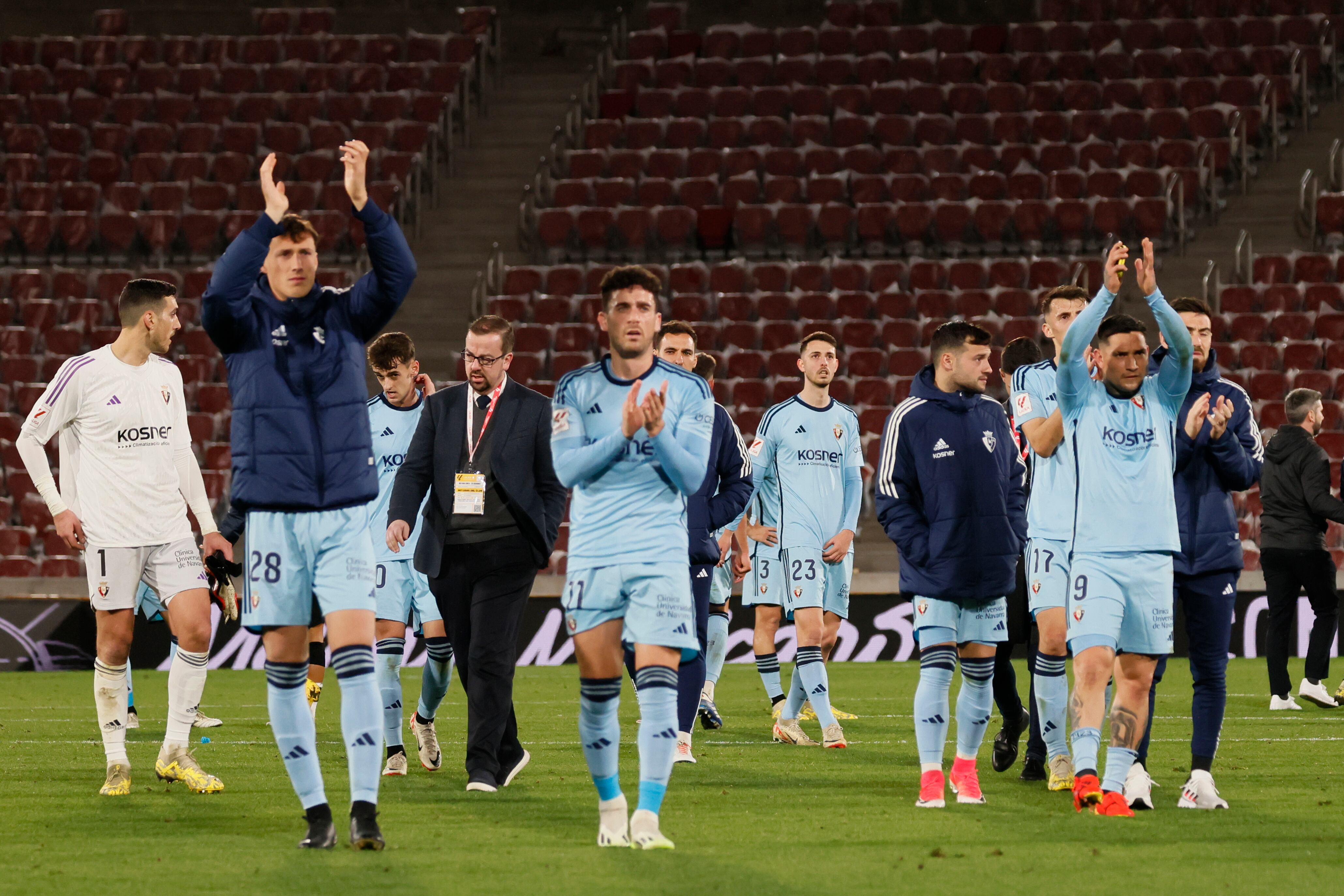 Los jugadores de Osasuna aplauden a su afición tras la derrota ante el Mallorca en Son Moix para despedir 2023