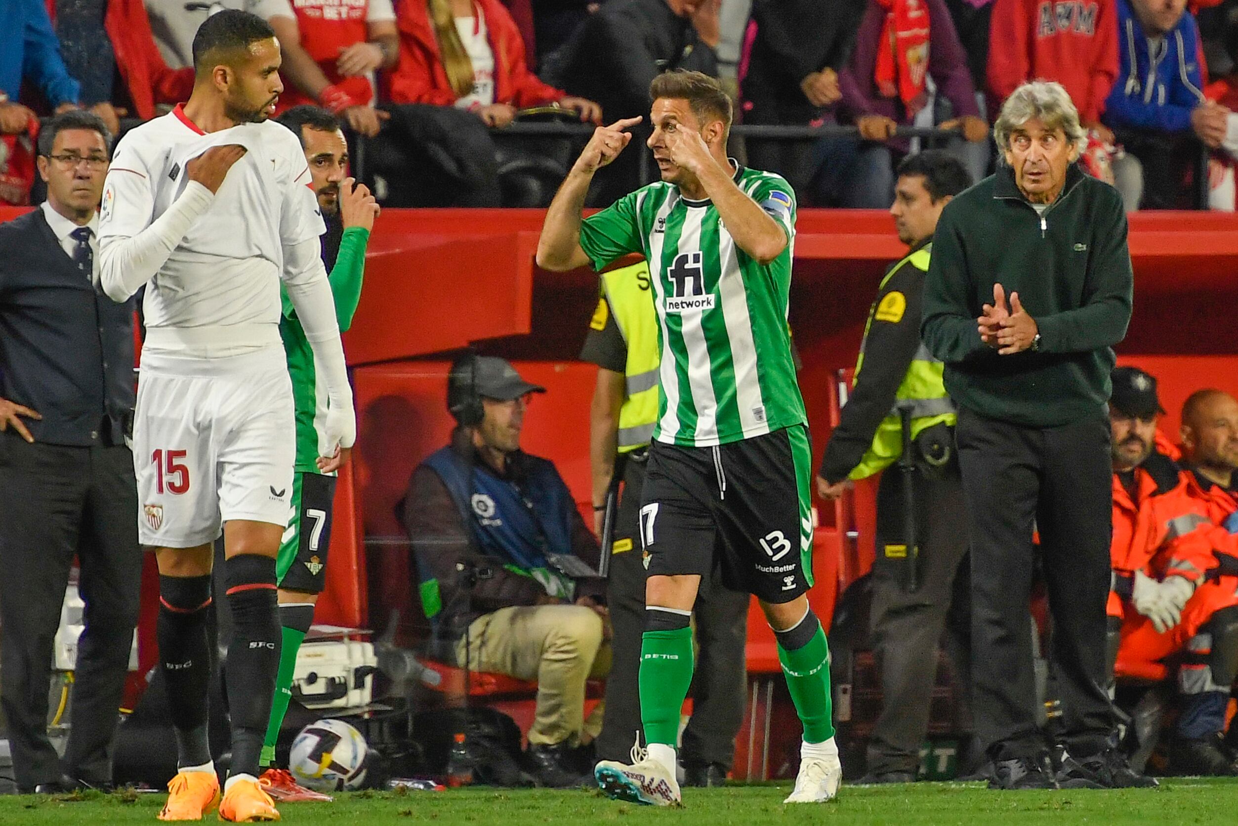 Sevilla, 21/05/2023.- El delantero marroquí del Sevilla En-Nesyri (i) y Joaquín (c) del Real Betis hablan durante el derbi, jornada 35 de LaLiga Santander que disputan los dos equipos hispalenteses en el estadio Sánchez Pizjuan de la capital andaluza. EFE/ Raul Caro
