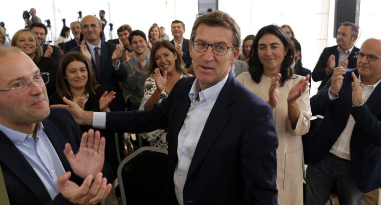 El presidente de la Xunta de Galicia, Alberto Núñez Feijóo, ha recibido hoy las felicitaciones de los dirigendes del PP tras haber revalidado este domingo su cargo con una tercera mayoría absoluta consecutiva, antes del comité de dirección del partido en 