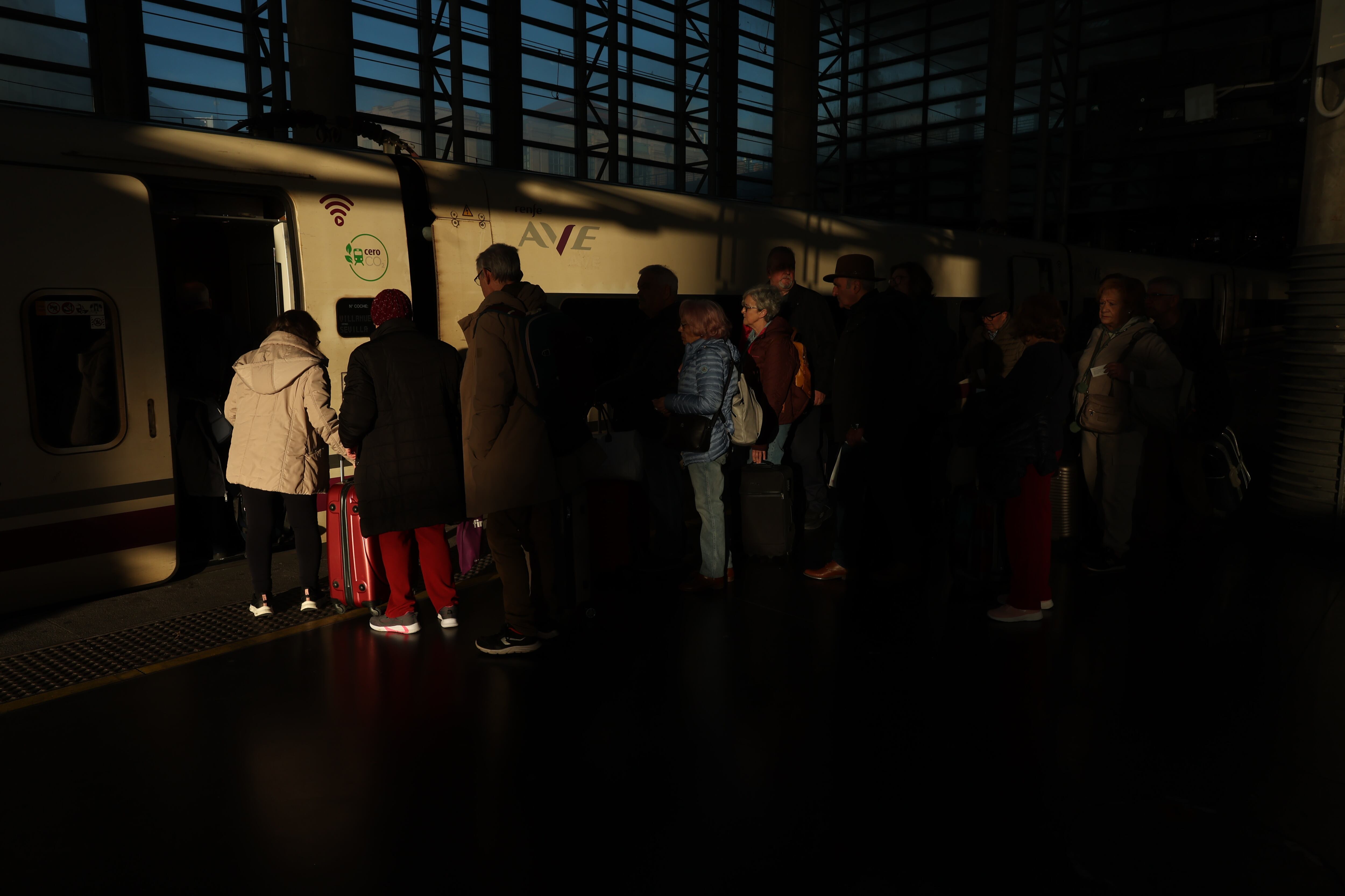 Varios pasajeros se suben a un tren AVE en la estación de Atocha este martes. La compañía ferroviaria española Renfe restableció este martes el servicio de alta velocidad entre Madrid y Andalucía al finalizar los trabajos de recuperación de la vía, tras el accidente del pasado 18 de enero, ocurrido en la localidad cordobesa de Adamuz (sur), que causó 46 muertos.