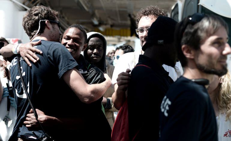 Un grupo de migrantes del Aquarius a su llegada al puerto de Valencia