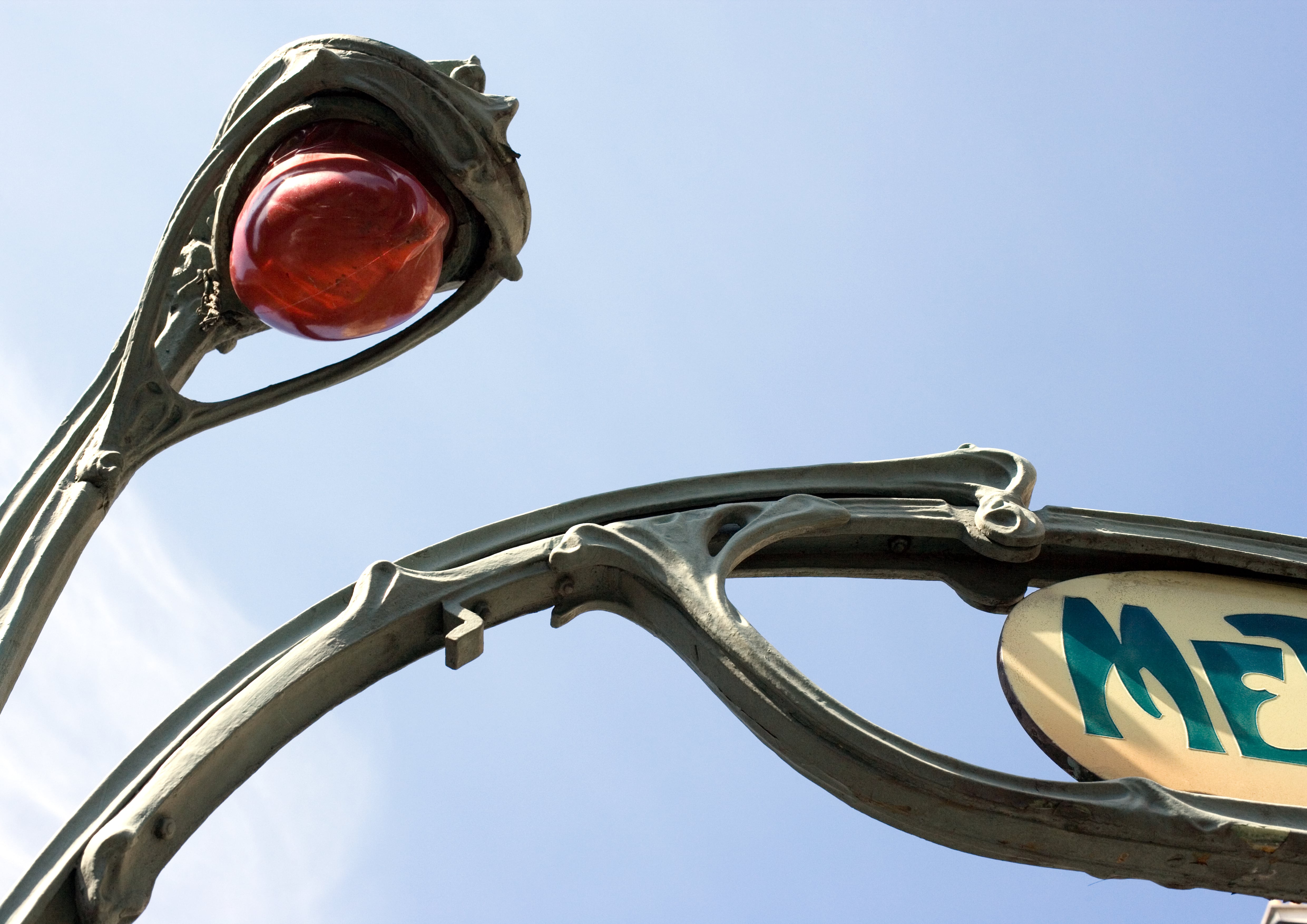 Entrada de un metro en París (Francia)