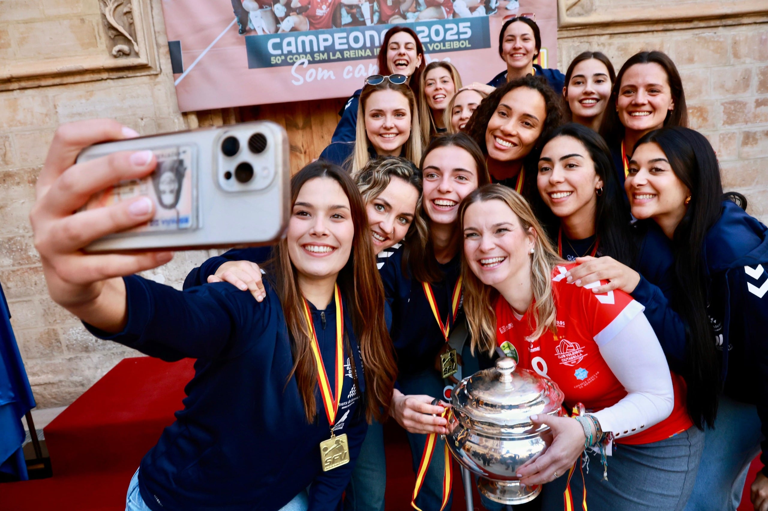 La Presidenta del Govern, Marga Prohens, amb la samarreta de l&#039;Avarca va fer-se un selfie amb les campiones de Copa.