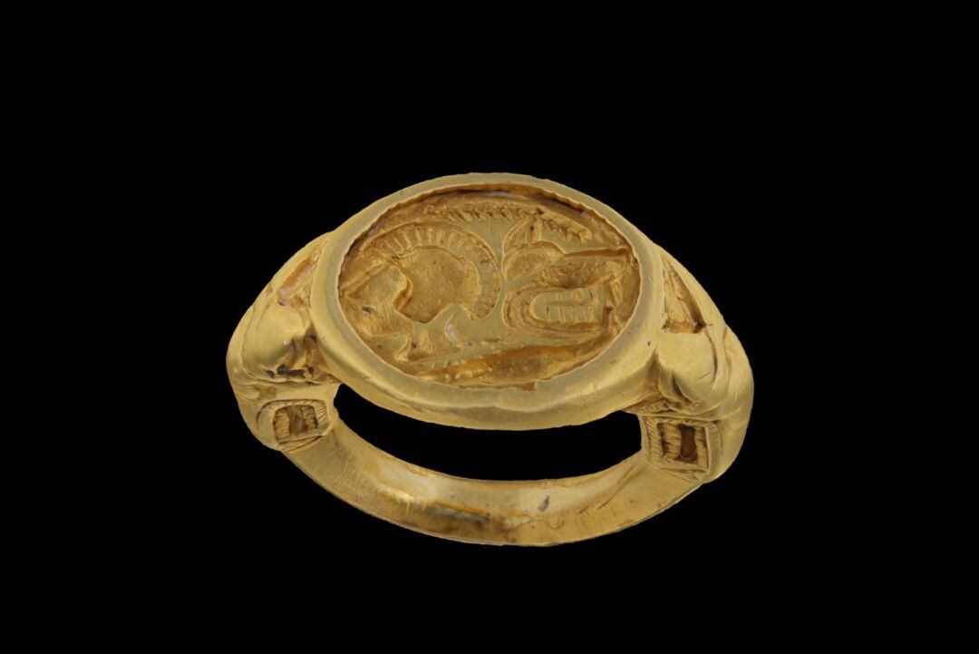 Imagen del anillo de oro, procedente del yacimiento de Las Zanjas en Alcubillas y que se puede admirar en el Museo Provincial de Ciudad Real