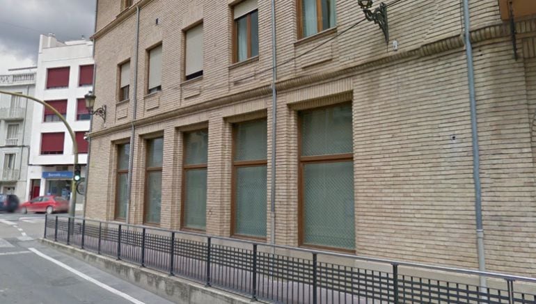 Fachada lateral del Ayuntamiento de Peralta con cámara de vigilancia en la travesía