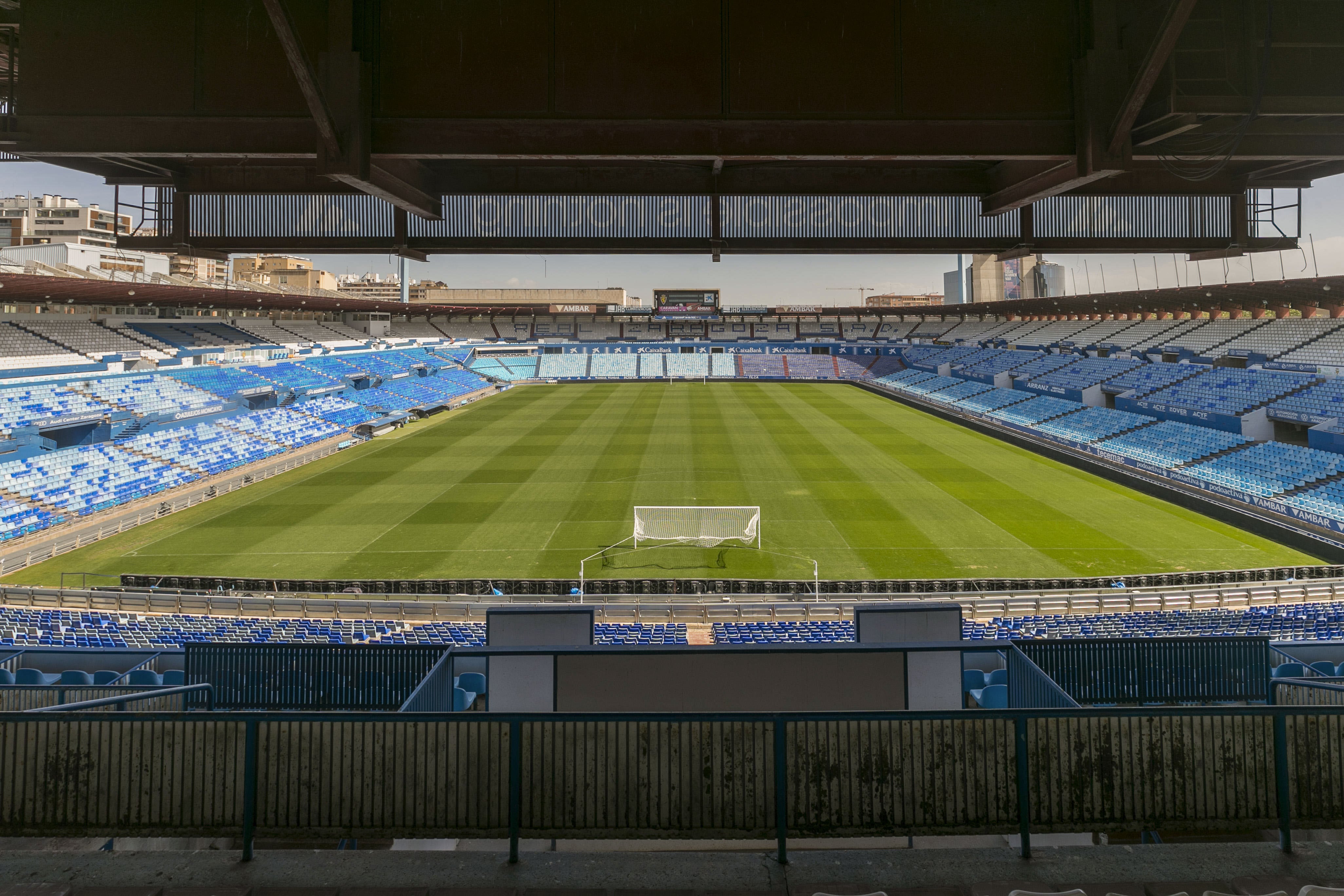 ZARAGOZA, 08/04/2024.- Fotografía actual del estadio de La Romareda cuyo proyecto de remodelación ha sido presentado este lunes, en Zaragoza con un presupuesto de 148.560.000 euros (IVA no incluido) y 43.184 asientos en una estructura que se levantará en cinco plantas sobre rasante y dos sótano y cuyas obra empezarán el próximo mes de julio. EFE/Javier Cebollada
