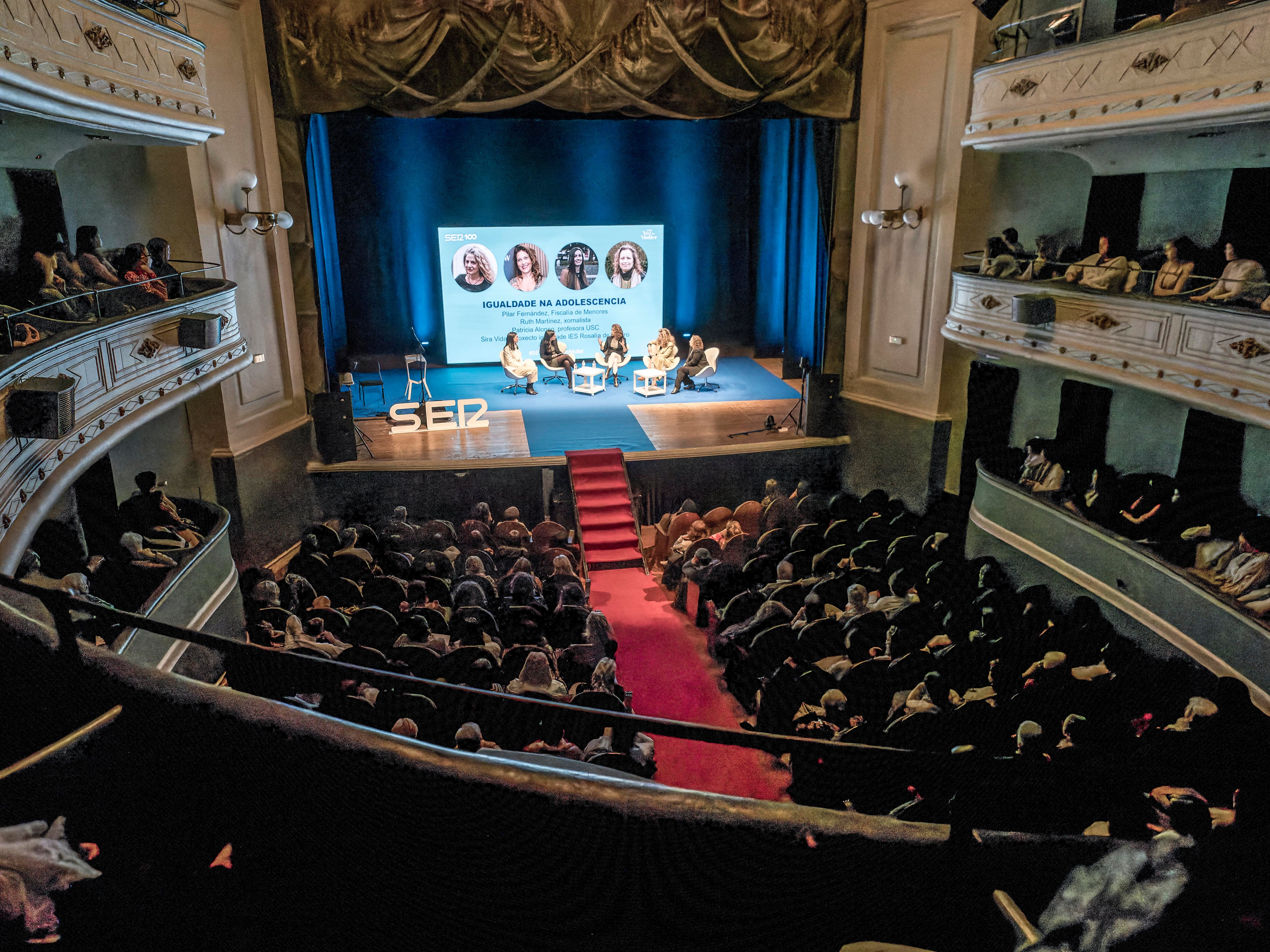 O Teatro Pincipal de Santiago abarrotado para escoitar as reflexións de Con Voz de Muller en Santiago 2024