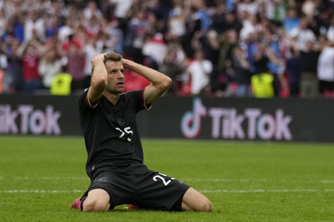 Thomas Müller lamentándose de su ocasión fallada frente a Inglaterra