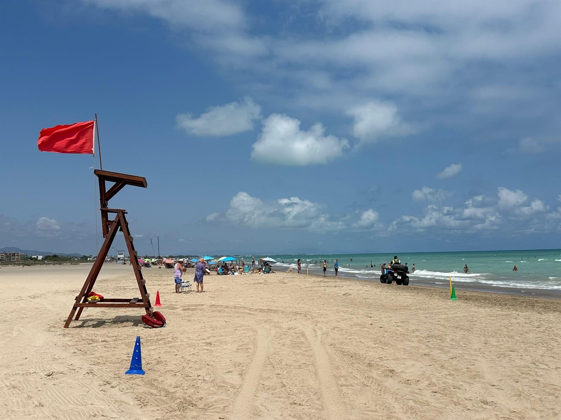 Canet cierra al baño la playa del Racó de la Mar - EUROPA PRESS