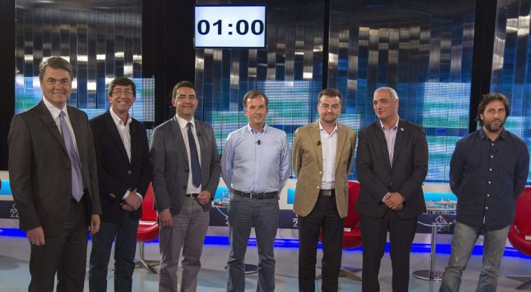 De izda. a dcha. Carlos Rojas del PP-A; Juan Marín de Ciudadanos; Mario Jiménez del PSOE; Martín del La Herrán de UPyD; Antonio Maillo de IU; Antonio Jesus Ruiz del Partido Andalucista y Jesús Rodriguez, momentos antes de comenzar el debate electoral, esta noche en Sevilla