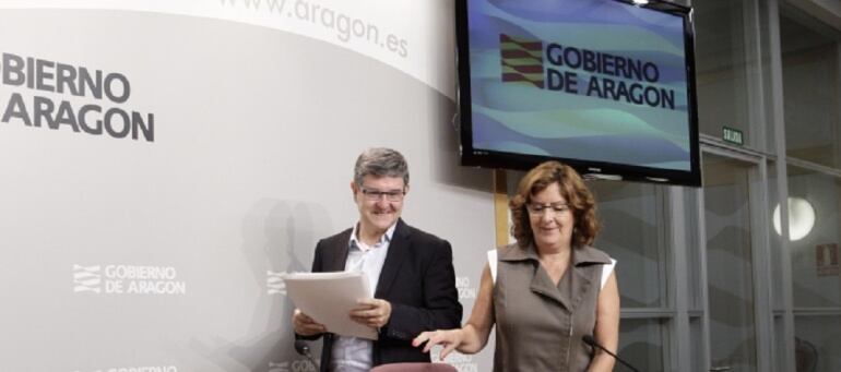 Foto de la rueda de prensa posterior al Consejo de Gobierno. En la imagen, el consejero de Presidencia, Vicente Guillén,  y la consejera de Derechos Sociales, Mariví Broto. 