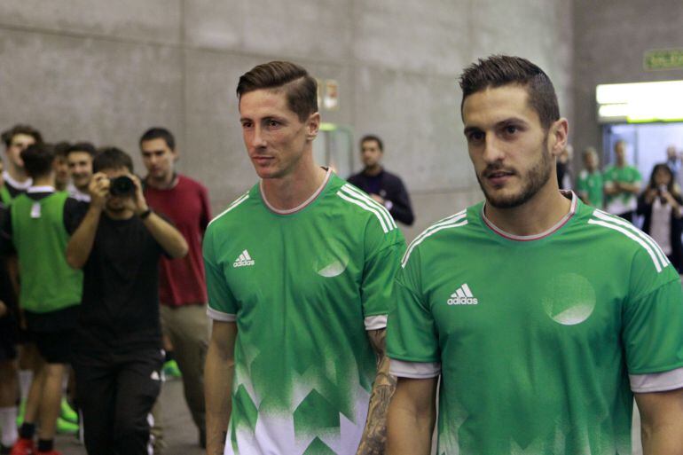  Los jugadores del Atlético de Madrid Fernando Torres y Koke, a su llegada a un acto publicitario hoy en Madrid.