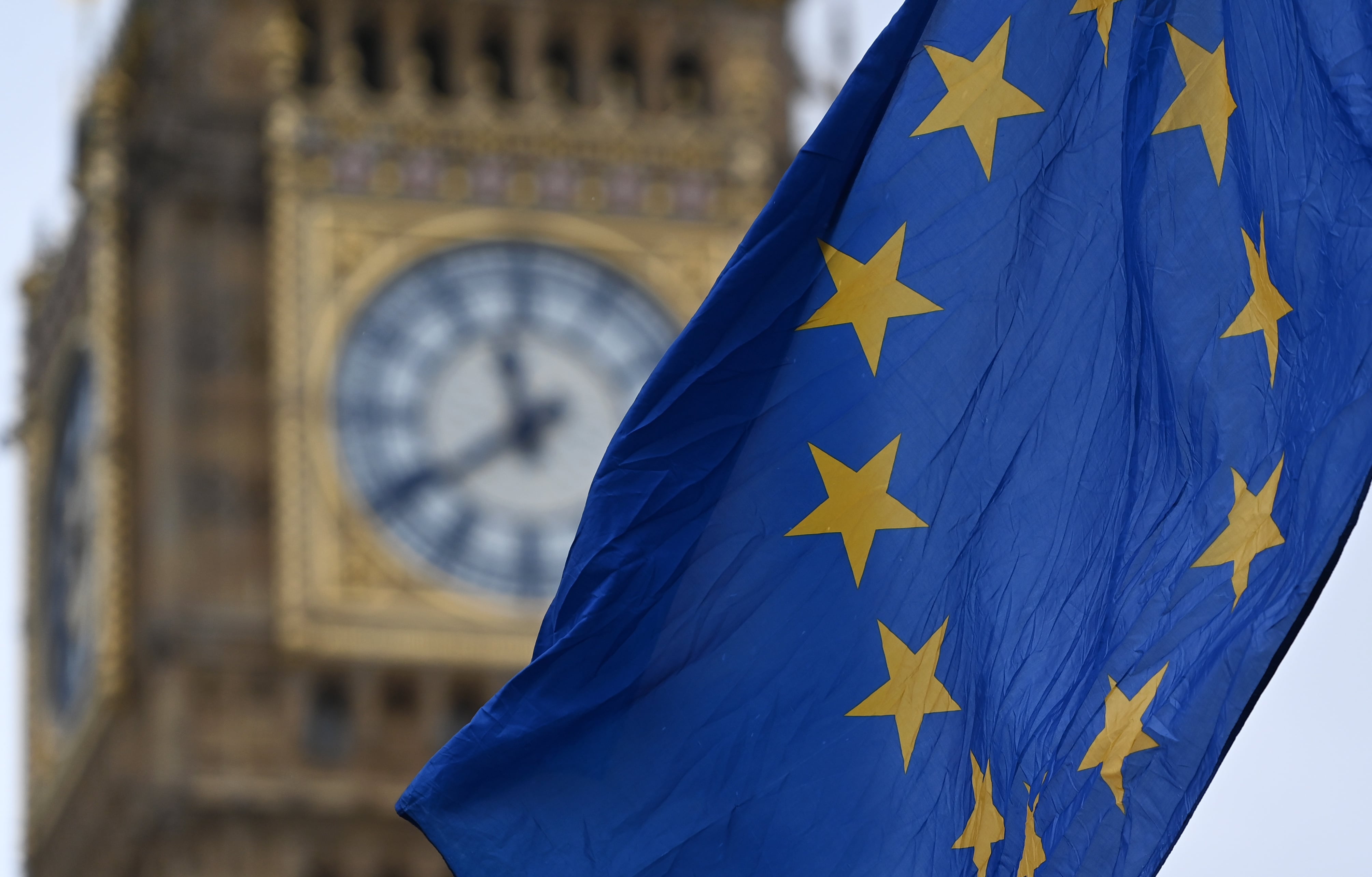 la bandera de la Unión Europea fuera del parlamento de Londres, en el Reino Unido antes que este país abandonara Europa.