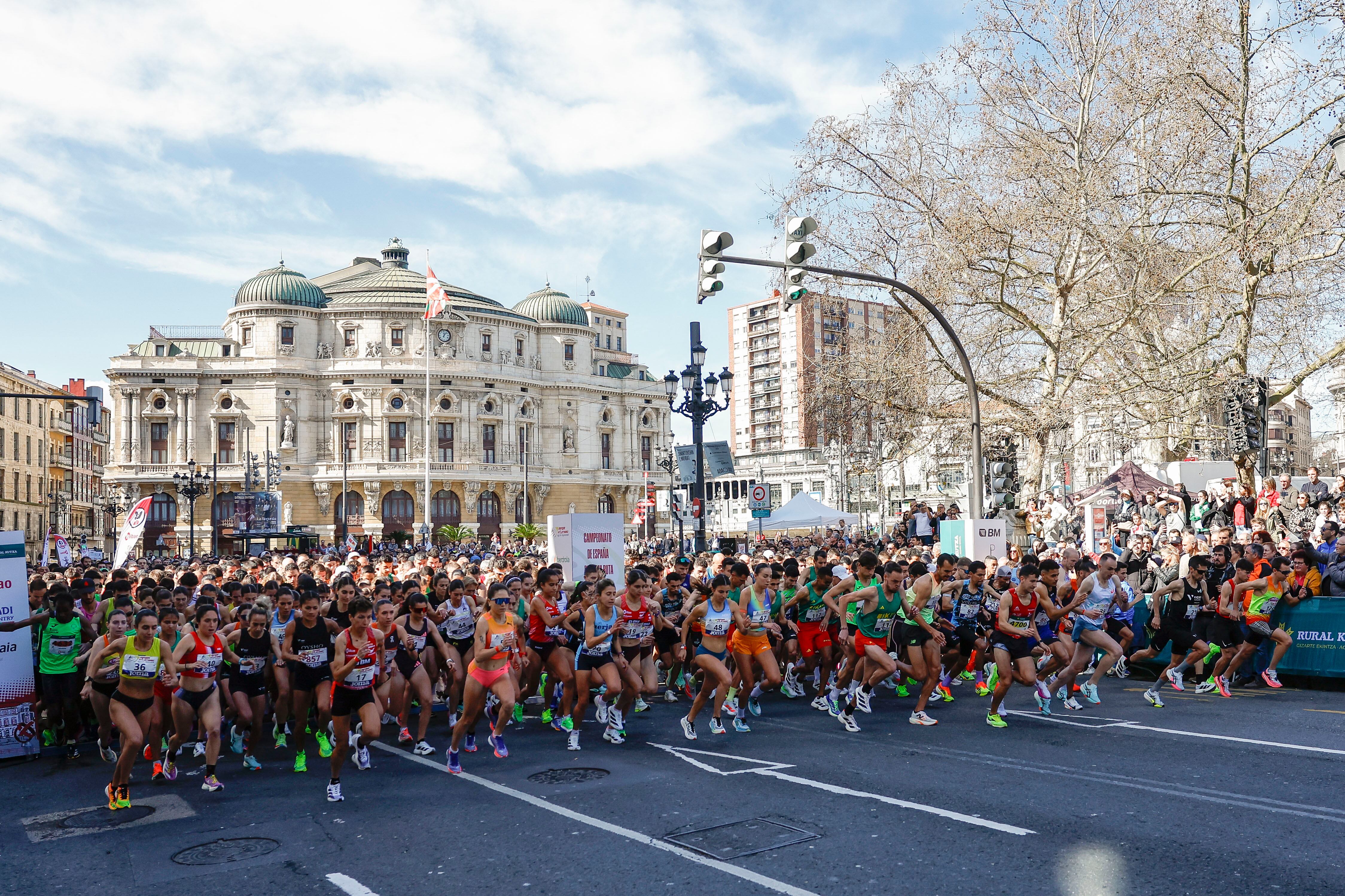 Los corredores toman la salida en la 10K Bilbao Rural Kutxa, carrera de 10 kilómetros que nace con la pretensión de situarse entre las grandes referencias mundiales de la distancia y que en su primera edición ha acogido ya el Campeonato de España de distancia, este domingo en Bilbao