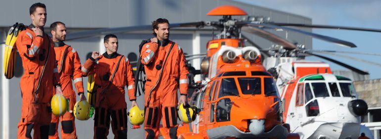 Helicópteros de Salvamento Marítimo en el aeropuerto de Alvedro.