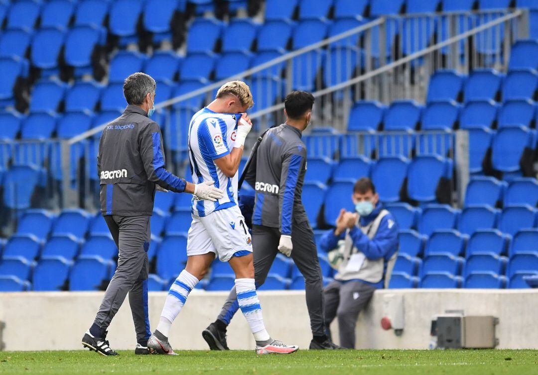 Januzaj se retira cariacontecido del césped consciente de la gravedad de su lesión