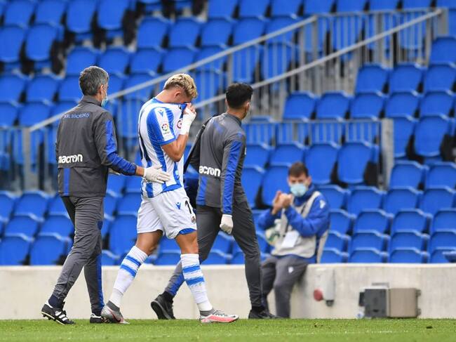 Januzaj se retira cariacontecido del césped consciente de la gravedad de su lesión