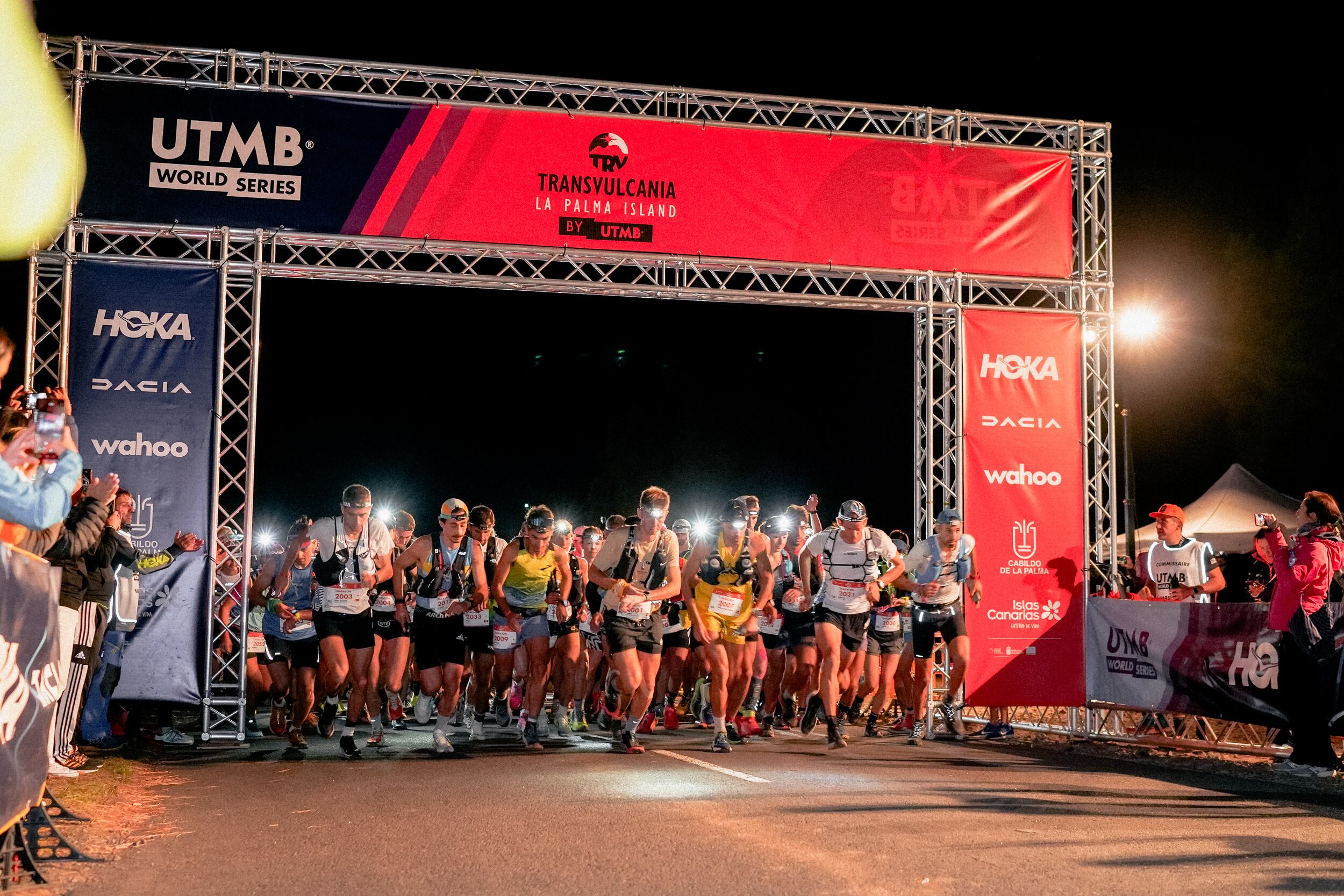 Salida de la prueba de 45K con Dani Osanz a la izquierda